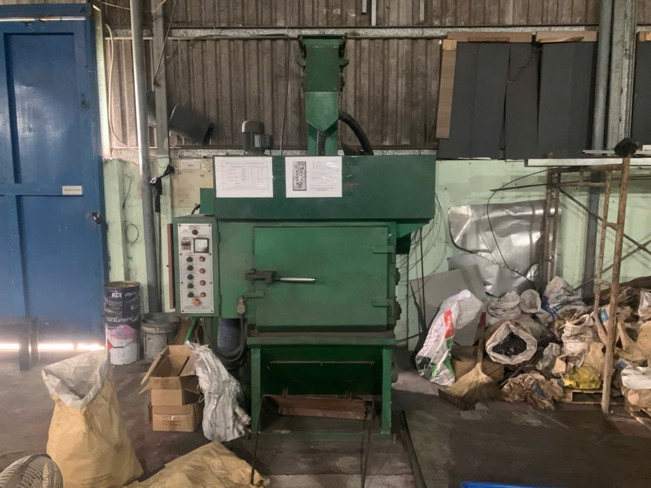 Sand blasting machine.jpg